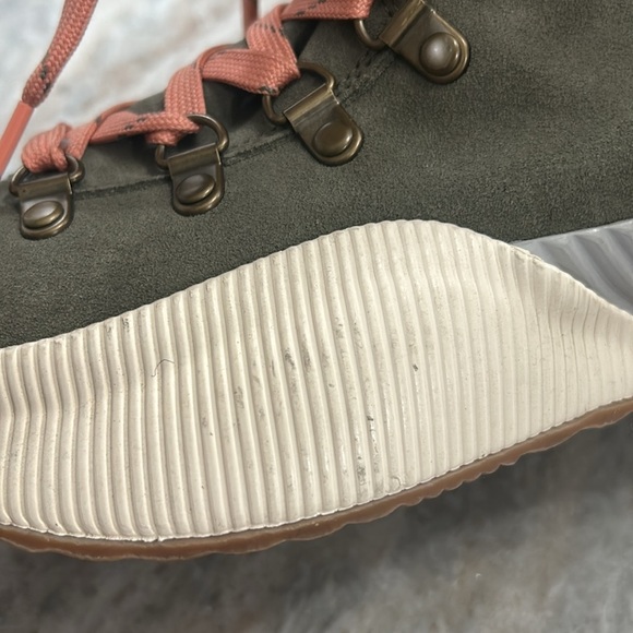 SOREL OUT N ABOUT CONQUEST BOOT
Size 7 NWT green,cream, coral,gray waterproof - Picture 16 of 16